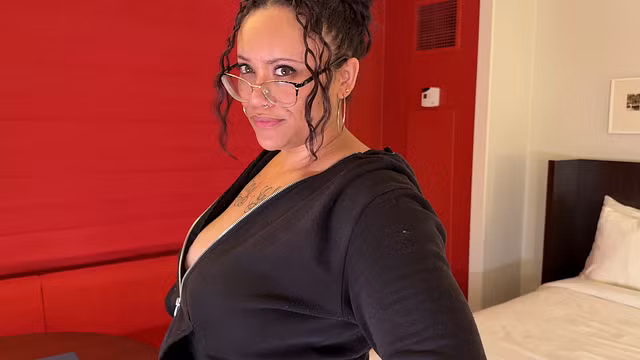 Casting Curvy: Client asks "Is naked workout normal?"